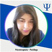 Docente de psicología que imparte clases a estudiantes de pregrado